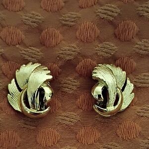 Vintage Chic Gold Tone Clip On Leaf Earrings